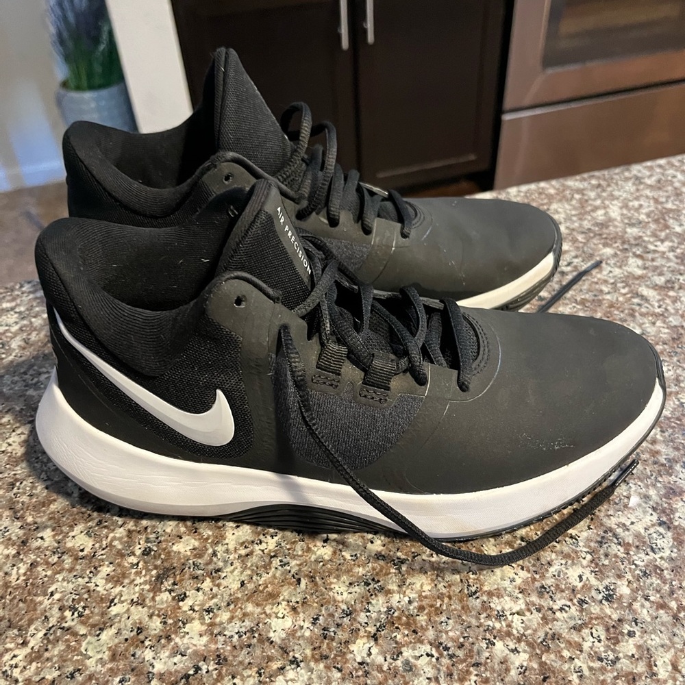 BLk/white Size 6.5 men’s Nike Precision shoes